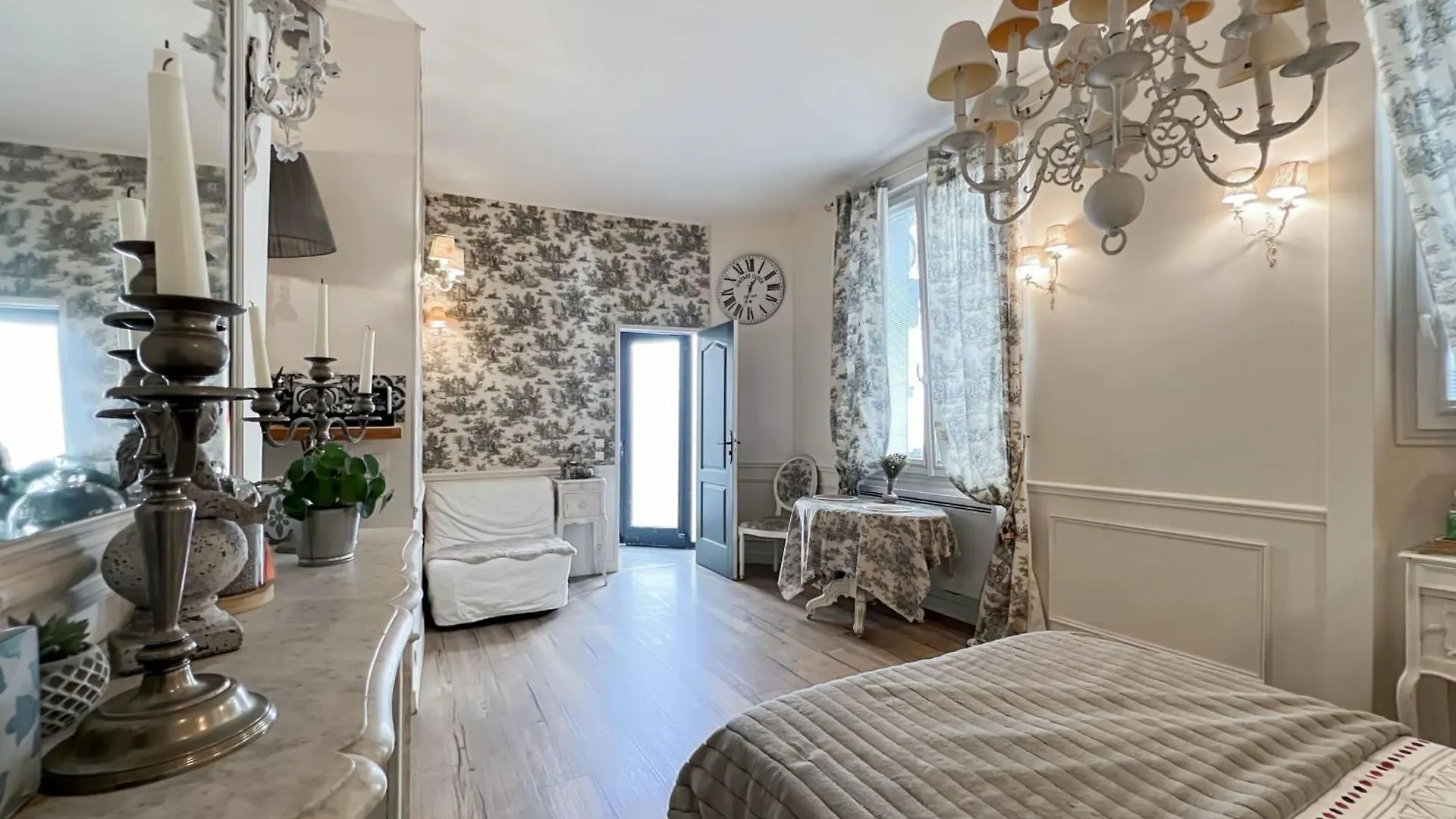 Charming In The Heart Of Paris